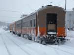 Tsugaru-Bahn in Tsugaru Nakasato: Die beiden Triebwagen 102 und 101, dahinter die beiden Ofenwagen O-HA-FU 33 1 und O-HA 46 2. 11.Februar 2013. 