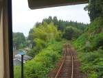 Die Yuri Kôgen-Bahn: Im Sommer ist die Landschaft in schwere Regenwolken gehüllt, die die Bäume wuchern und den Bambus üppig grün leuchten lassen.