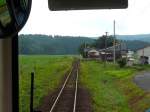 Die Yuri Kôgen-Bahn: Einsam im trüben Sommerlicht stehen die kleinen Stationen in der dünn besiedelten Landschaft.