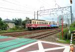 Die Yuri Kôgen-Bahn: Einfahrt der beiden Triebwagen 1505 (1988) und 2001 (2000) in Ugo Honjô. Im Vordergrund die JR Hauptstrecke von Niigata nach Akita. 10.Juli 2010. 