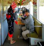 Die Yuri Kôgen-Bahn: Auch die Erwachsenen werden von der Zugbegleiterin betreut. Vor allem bespricht man dann zusammen die Attraktionen der Gegend. 2.November 2013. 