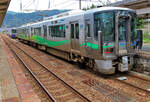 Die Ainokaze Toyama Bahn fährt vollständig unter Wechselstrom; es werden jedoch Zweistrom-Züge (Wechselstrom 20 kV/60 Hz / Gleichstrom) benützt, um auf angrenzende