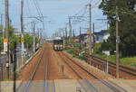 Die Ainokaze Toyama Bahn: Beim Blick auf den entgegenkommenden Zug (521-21) sieht man auch, dass diese Bahn die ehemalige Hauptstrecke Hokuriku Honsen nach Nordjapan ist.