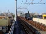 Grunddaten der Aonami-Linie: Der offizielle Name der Aonami( Blaue Wellen )-Linie lautet Nagoya Rinkai Ksoku Tetsud ( Schnellbahn zu den Gebieten am Meeresufer von Nagoya ). Diese Bahn hat die alten Strecken zum Gterbahnhof bernommen und eine neue, insgesamt 15,2 km lange Strecke in den Sdwesten von Nagoya zu den Hafenanlagen gebaut. 1067mm-Spur, 1500V Gleichstrom. 2004 fertiggestellt, doch das Verkehrsaufkommen ist viel geringer als erwartet. Jetzt hofft man auf ein neues Verkehrsmuseum und eine Universitt an der Strecke. Im Bild Zug 04 in Arakogawa Ken. 26.September 2009.
