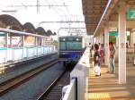 Einfahrt von Zug 01 in Arakogawa Ken. Gut sichtbar sind die fr neu gebaute Bahnen typischen Abschrankungen an den Bahnsteigen, die sich in Koppelung mit den Wagentren ffnen. 26.September 2009.  