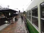 Eine etwas unbliche Sicht in die Richtung, in die der Triebwagen der Randen Tram aus der Station  Arashiyama  gleich ausfahren wird.