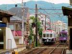 Die elektrische Bahn nach Arashiyama (Arashiyama Dentetsu)( Arashi-yama  heisst  strmische Berge ; das Schriftzeichen fr  arashi  kann auch  ran  gelesen werden, und  den  ist eine Abkrzung fr  dentetsu =elektrische Bahn; so sind seit ein paar Jahren die Wagen mit der volkstmlichen Bezeichnung  ran-den  angeschrieben). 1435 mm-Spur, die Hauptstrecke, die innerhalb der Stadt Kyoto beginnt, ist 7,2km lang, eine Stichstrecke 3,8 km lang. Bis in die 1970er Jahre ein ziemlich heruntergekommener Betrieb, seither mit bescheidenen Mitteln modernisiert. Im Bild der alte Wagen 105 und ein neuerer Wagen 621 in Kyoto-Katabira no tsuji, etwa auf halbem Weg zur Endstation Arashiyama. 17.Juni 2011. 