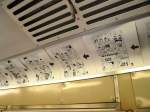 Die in Wagen 1002 an der Decke angebrachte manga (Cartoon-) Geschichte.