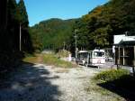 Hier war einmal die Echizen-Bahn; Aufnahme auf dem Areal des einstigen Bahnhofs von Eiheiji, am Fusse des berhmten Klosters des Zen-Buddhismus. Der seit der Aufhebung der Zweiglinie hierher im Oktober 2002 fahrende Ersatzbus wartet auf seine Fahrgste - unterdessen ist der Busfahrer mit der Reinigung seines Wagens und seines Haltestellenareals beschftigt. 4.November 2008. 