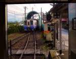 Echizen-Bahn: Ein Gegenzug, gefhrt von Triebwagen 6109, kommt in Hossaka unter dem Tunnel hervor, der die Weichen vor Schneeverwehungen schtzt.