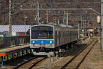 Japanreise 2026: Der Triebzug mit der Nummer 6000 der Fujikyu Railway auf dem Weg nach Kawaguchiko. Fotografiert am 10.02.2026 durch die Frontscheibe des Gegenzuges im Bahnhof Tanokura.

Die Fujikyuko Linie bindet den Berg Fuji und die Fünf-Fuji-Seen an die Region Tokio an. Wenn man nicht mit den speziellen Touristenzuügen fährt, ist man ca. 2,5 Stunden vom Bahnhof Shinjuku bis nach Shimoyoshida unterwegs, von wo aus man an der Chureito-Pagode einen tollen Blick auf den Fuji hat. 