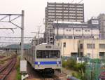 Fukushima Verkehrsbetriebe: Einfahrt der Komposition aus ehemaligen Wagen des Tky-Konzerns (S-Bahn Tokyo) 7101-7202 in Fukushima, 11.Juli 2010.