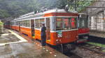 Typ MoHa 1 Wagen 103 der Hakone Tozan Railway in Richtung Gora begegnet im Bahnhof Tonosowa Wagen 1001 der Serie 1000, am 08.09.2016    Die Wagen vom Typ MoHa 1 wurden im Jahre 1919 gebaut und stammen