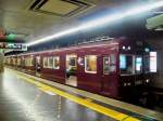 Der Hankyû-Konzern: Zwischen den 3 Städten im Kansai-Gebiet (Kyoto-Osaka-Kobe) herrscht heftigste Konkurrenz durch 4 Bahnlinien, mit dem Hankyû-Konzern als eigentlicher Gewinner. Der Fahrpreis Kyoto-Osaka (ca.46 km) beträgt mit dem Shinkansen je nach Zug ca. 15 bis 17 Euro (ohne Reservation ca. 11 Euro), mit der gewöhnlichen JR-Linie ca. 4 Euro, und mit dem Hankyû-Konzern 2 Euro 90. (Eine vierte Bahn fährt etwas weiter südlich.) Hier steht Zug 5300 an der Endstation in Kyoto (Kyoto-Kawaramachi) bereit für die Fahrt zum Hankyû-Hauptbahnhof Osaka-Umeda. 28.September 2009. 