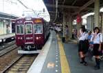 Der Hankyû-Konzern - die Züge der 1960er Jahre: 3017 mit ihrem 8-Wagenzug fährt in Osaka-Jûsô ein. 28.September 2009. 