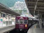 Der Hankyû-Konzern - die Züge der 1960er Jahre: Serie 3000 entstand 1964-1969; 274 Wagen. Hier steht 3160 am Kopf eines Vierwagenzugs an der Endstation der Stichlinie nach Minoo, wo die Stadt Osaka in die Berge hinauf klettert. Der Zug hat noch alte, handbediente Fahrzieltafeln. 28.September 2009.