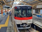 Zug 6117 des Hanshin Denki Tetsudō Konzerns mit einem Local nach Kobe-Sannomiya in Sanyo-Himeji, 30.04.2024.