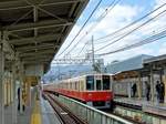 Hanshin Konzern: Einfahrt des Expresszuges 8241 (Serie 8200) in Mukogawa.