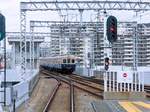 Hanshin Konzern: Die Dichte an Wohnsiedlungen im Umfeld von Ôsaka ist irgendwie beklemmend. Lokalzug 5021 (Serie 5000, 1977-1981) trifft in Chibune ein, 22.März 2014. 
