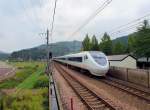 Serie 681 (JR): Ein 3+6-Wagenzug in Mushigawa Ôsugi auf der Hokuetsu Privatbahn, welche die Küstenstrecke am Japanischen Meer mit Echigo Yuzawa tief in den Bergen verbindet, wo Anschluss an den Shinkansen aus Tokyo besteht. Hier können diese Züge bis zu 160 km/h fahren. Endwagen des Zuges ist KURO 681-5 mit Luxussitzplätzen. 16.Oktober 2011. 