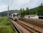 Einfahrt der Doppeltriebwagen Nr.101+102 in Mushigawa sugi, 16.Oktober 2011.