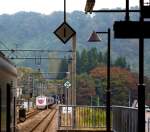 Intercityzug Nr. 2 des Hokuetsu Express mit Schlusswagen KURO 681-2002 (Luxussitzwagen) verschwindet im Tunnel von Matsudai, 16.Oktober 2011.