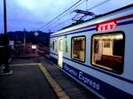 Hokuetsu Express, Station Matsudai: Wagen Nr.3 wartet beim Einbruch der Dunkelheit auf einen Gegenzug.