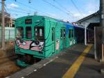 Iga-Bahn: Der grne  ninja -Zug 105+205 abfahrbereit im Stdtchen Ueno, 9.Dezember 2012.