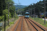 Die IR Ishikawa Privatbahn: Die Praefekturgrenze zwischen Toyama im Norden und Ishikawa südlich davon liegt in wildem, bewaldeten Gebiet. Hier kommt gerade Zweiwagenzug 521-30 der IR Ishikawa Bahn entgegen. 13.Mai 2016 