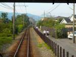 Die Iyo-Bahn bummelt in ländlicher Atmosphäre durch kleine Häuser und Reisfelder in der Umgebung von Matsuyama, wo immer viele Schüler unterwegs sind.