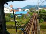 Iyo-Bahn auf der Insel Shikoku: Bei der Fahrt von Yokogawara nach Matsuyama hinein führt die Strecke durch bunte Gärten und üppige Blumenfelder, in Zug 3502, bei Hirai, 18.September