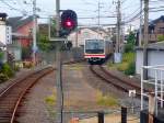 Iyo-Bahn auf der Insel Shikoku: Auf der Yokogawara-Linie ins Hinterland von Matsuyama begegnet einer der beiden Zweiwagenzüge Serie 600, ausnahmsweise neu an die Iyo-Bahn geliefert im Jahr 1995.