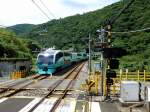 JR Serie 251: Der Panorama-Intercityzug auf die Izu Halbinsel fährt in Izu Ôkawa ein.