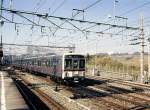 Tokyo S-Bahn, Feinverteilerbahnen :Keiô-Konzern, 1372mm-Spur.Im Bild erkennbar,wie diese Bahn durch noch bebaubares Land fährt und dieses dabei erschliesst.Zug der Serie 7000 (1984-1996 gebaut, 190 Wagen, 2-,4-,6-,8- und 10-Wagenzüge,die je nach Bedarf zusammengefügt werden).Hier ist Endwagen 7715 in Wakaba-dai westlich von Tokyo,19.November 1994. 