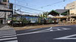 Keihan Serie 600 Wagen 609/610 bei der Einfahrt in den Bahnhof Hamaotsu, 28.08.2016    Der Zug wirbt hier für die Touristenattraktionen der Region, welche direkt an der Strecke der Keihan