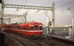 Die Fahrzeuge des Keihin Kyûkô-Konzerns, frühere Wagen: Ein Zug geführt von Wagen 1079 in Tokyo-Shinagawa, 15.Februar 1980.