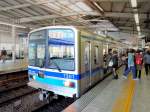 Fremde Züge auf der Keikyû-Linie: Nordöstlich von Tokyo bedient die Hokusô-Bahn ( Bahn für die nördlichen Gebiete der Präfektur Chiba ), 1979-2000 gebaut, einen Teil der neu erschlossenen Gebiete. Die meisten Dienste der Hokusô-Bahn werden von anderen Gesellschaften erbracht, doch besitzt bzw. leased sie auch 7 eigene Züge. Im Bild: Fahrgastwechsel beim Hokusô-Zug 7301 (gebaut 1991) im Keikyû-Bahnhof Shinagawa; er wird nun über die Städtische U-Bahn und die Strecke des Keisei-Konzerns auf sein eigenes Territorium nordöstlich von Tokyo gelangen. 28.Oktober 2011. 