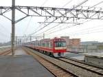 Keikyû-Züge auf fremden Strecken: Im Nebel des frühen Morgens begegnet Keikyû-Zug 1137 (Serie 1000) in Higashi Matsudo auf der Hokusô-Bahn nordöstlich von Tokyo.
