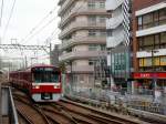 Zweiglinien des Keikyû-Konzerns - die Daishi-Linie: Einfahrt des Zugs 1505 in den Bahnhof (Keikyû)-Kawasaki.