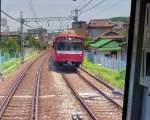 Zweiglinien des Keikyû-Konzerns - die Uraga-Linie: Unterwegs begegnet Zug 825 (Serie 800) in Keikyû Ôtsu, 25.Juni 2011.