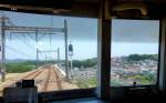 Zweiglinien des Keikyû-Konzerns - die Misakiguchi-Linie: Das verglaste Führerstandrückfenster gibt in Misakiguchi den Blick frei über die Landschaft der Miura-Halbinsel; gut