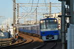 Local Service (Nahverkehr) nach Keikyū-Kurihama mit der Elektrotriebwagen Serie 600 Einheit Nr.606  Blue Sky Train  der Keikyū Konzern, unterwegs nach Keisei-Tateishi, Am 08.Januar.2023.