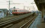 Keisei-Konzern, Serie 3300: Früher waren diese Züge rot/crème gestrichen. Im Bild fährt der Zug mit Endwagen 3341 aus Tokyo-Nippori aus, 31.Januar 1980. 