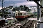 Keisei-Konzern, Serien 3000-3200: Zwischen 1958 und 1967 wurden 204 Wagen dieser neuen Nachkriegsbauart in Betrieb genommen; sie befuhren auch eine der U-Bahnlinien in Tokyo (Städtische U-Bahn Asakusa-Linie). Ein Blick aufs Dach zeigt, dass sie trotz der extrem schwülen Sommerzeit noch keine Klimaanlage hatten. Hier fährt ein Zug mit Endwagen 3151 durch Keisei Tsudanuma, 19.Juli 1979. 