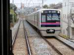 Keisei-Konzern, Serie 3000 (neu) / Städtische U-Bahn Tokyo: 25 Züge dieses neuen Standardtyps wurden 2003-2008 geliefert; 1 8-Wagenzug und 24 6-Wagenzüge. Sie fahren auch auf die Tokyo U-Bahn, Asakusa-Linie, ein. Hier kommt Zug 3002 bei Tokyo-Horikiri Shôbuen entgegen, 4.März 2010. (Bild durch das verglaste Rückwandfenster eines Gegenzugs)
