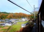 Kintetsu-Konzern, 1067mm-Spurstrecken - die Standardzüge Serie 6000: Auf der Fahrt in Zug 6069 beim Aufstieg ins Yoshino-Gebirge. Diese Gegend bildet seit dem 6.Jahrhundert das Herz der japanischen Hochkultur mit ihrer starken Naturverbundenheit. 2.Dezember 2012.  