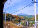 Kintetsu-Konzern, 1067mm-Spurstrecken - zuschlagspflichtige Intercityzüge: Als winzige gelbe Linie schlängelt sich der Vierwagenzug 16008 in die Berge hinauf. Fukugami, 2.Dezember 2012. 