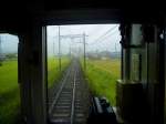 Kintetsu-Konzern, 1067mm-Spurstrecken - Zweiwagenzüge Serie 6400: Auch verregnete Frontfenster einer Lokalbahn können die spätsommerliche Landschaft mit ihren reifen Reisfeldern