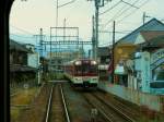 Kintetsu-Konzern, 1067mm-Spurstrecken - Zweiwagenzüge Serie 6400: Zug 6418 fährt ins Pilgerdorf Takidani Fudô ein, am Fusse des Gebirges, das den Raum Osaka südlich abschliesst. 2.Dezember 2012.  