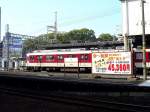 Der Kintetsu-Konzern als Konkurrenz: Mit dem Kintetsu-Zug 2811 (Typ 2800, Baujahr 1972-1979) im Hintergrund sehen wir eine grosse Tafel, auf der die JR kundtut, dass sie für Penlder in die Nachbarstadt Matsusaka billiger ist als die Kintetsu. Da der Kintetsu-Konzern aber beim Grundstückhandel die Nase vorn hat, wohnen viele Leute entlang der Kintetsu-Strecke. Tsu, 26.Februar 2009.